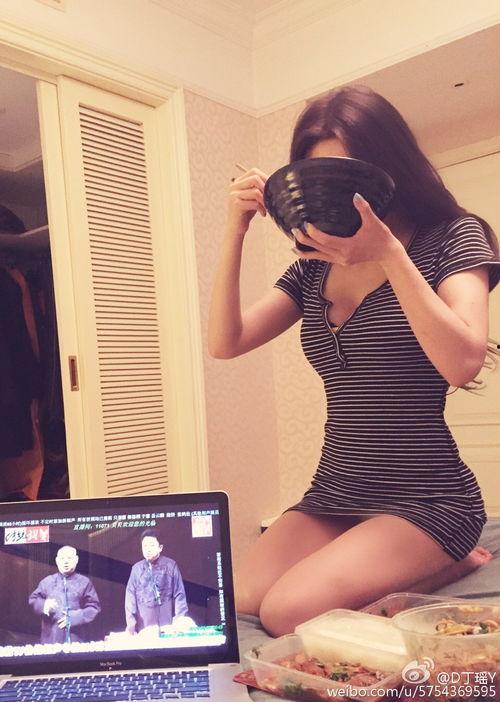 女主播穿内衣做饭