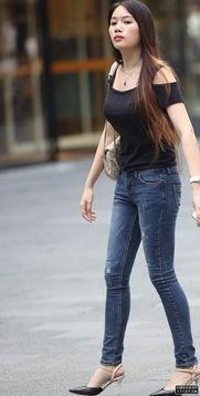 女生紧身牛仔裤图片,紧身牛仔裤勾勒曼妙身姿
